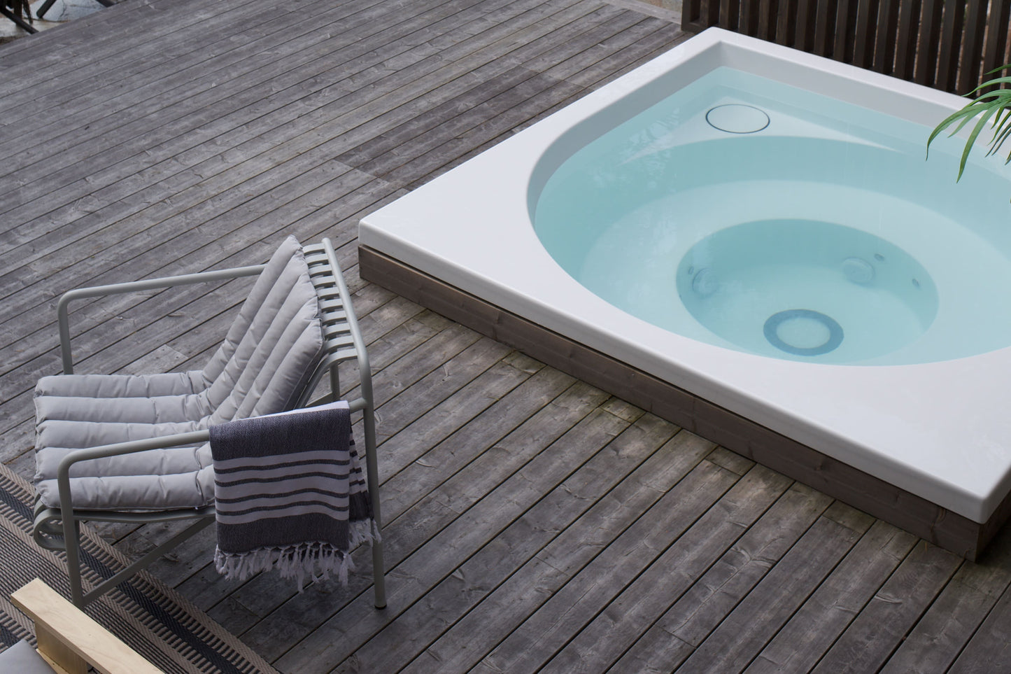 Drop design spa in white