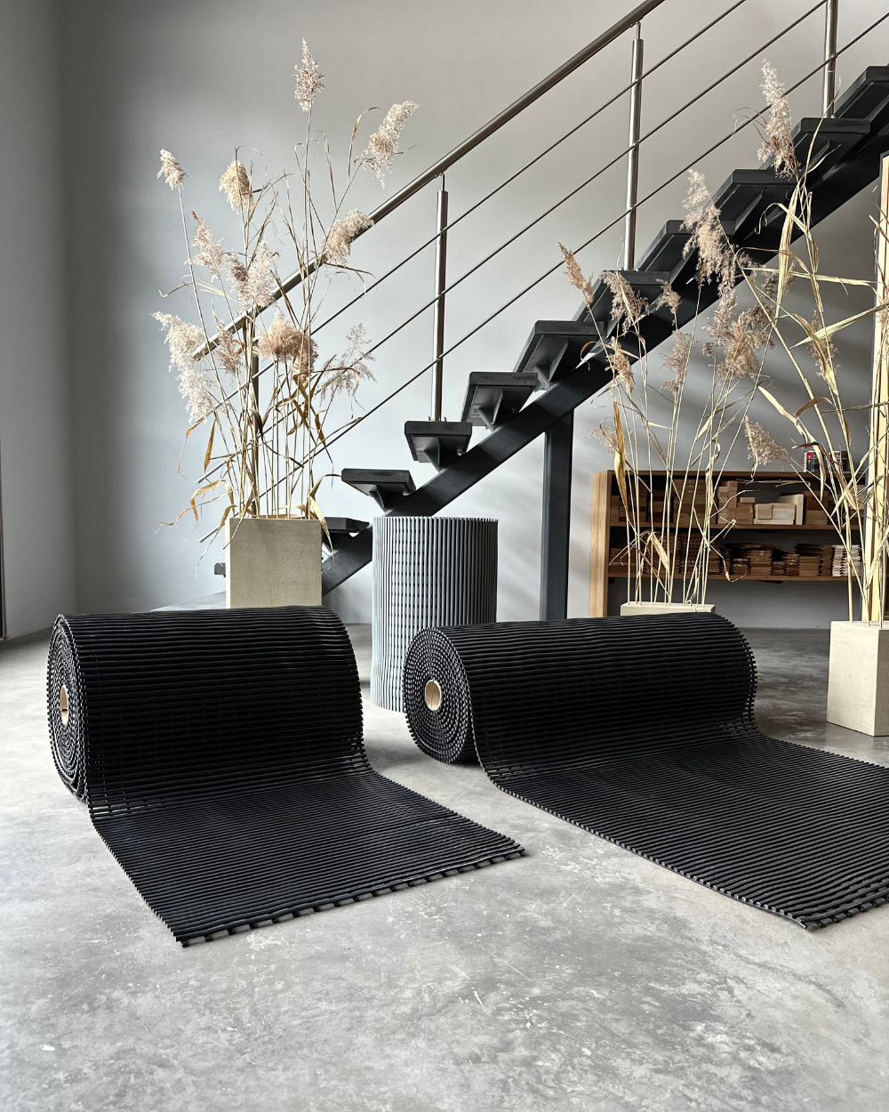 grīdas neslīdošs paklājs melnā krāsā no Nerostep 60cm