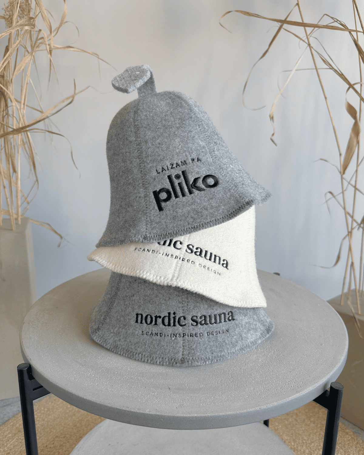 Pirts cepures no vilnas baltā un pelēkā krāsā ar "Nordic sauna" logo