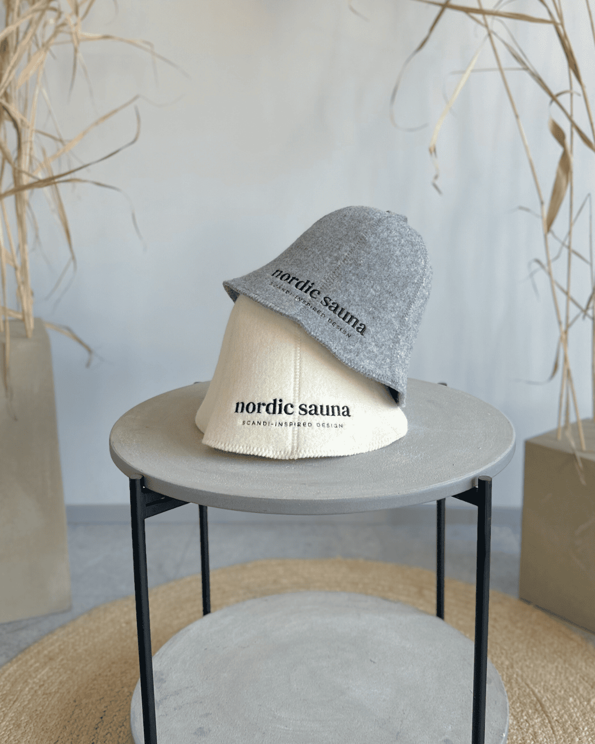 Pirts cepures no vilnas baltā un pelēkā krāsā ar Nordic sauna logo