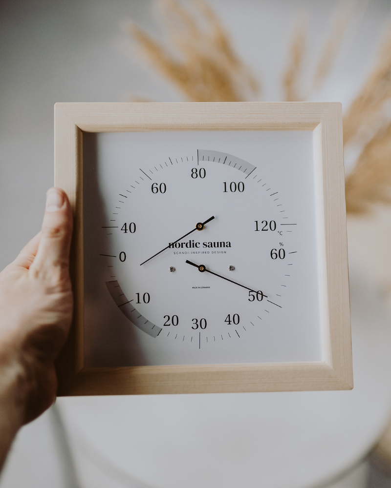 Pirts termohigrometrs ietvarā no priedes koka