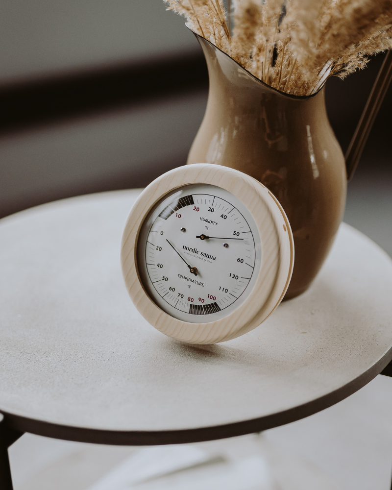 Pirts termohigrometrs ietvarā no priedes koka