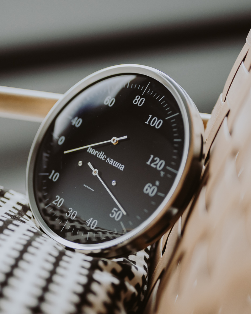 Pirts termohigrometrs melnā krāsā ar tērauda ietvaru