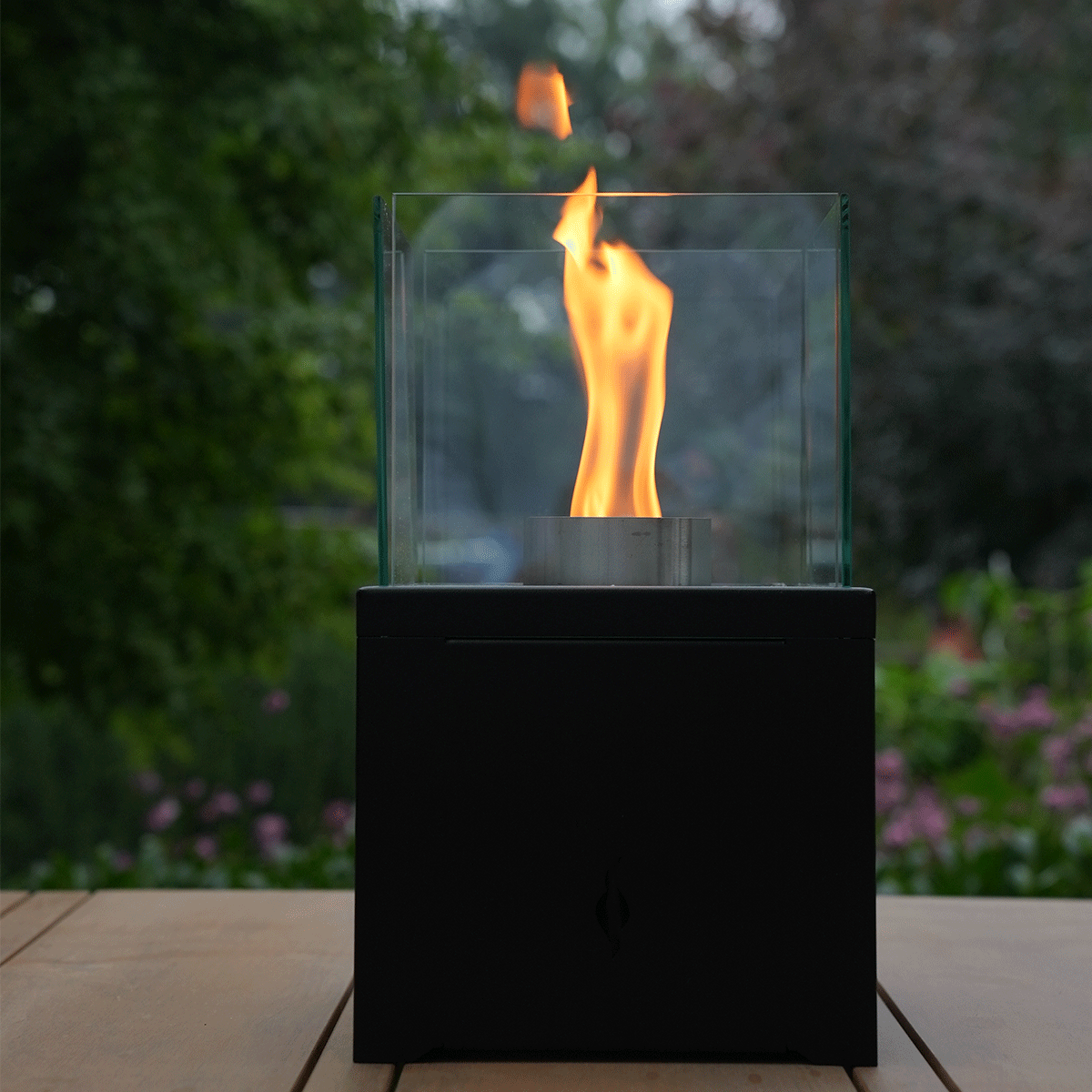 Pelmondo āra kamīns Q-style ar liesmu