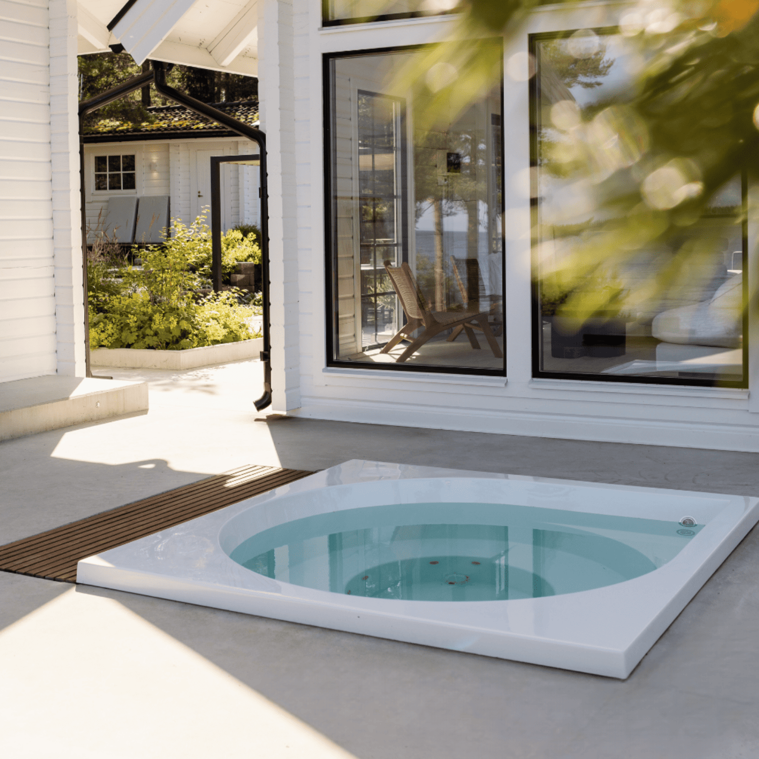 drop design spa LAMPI in white on a terrace