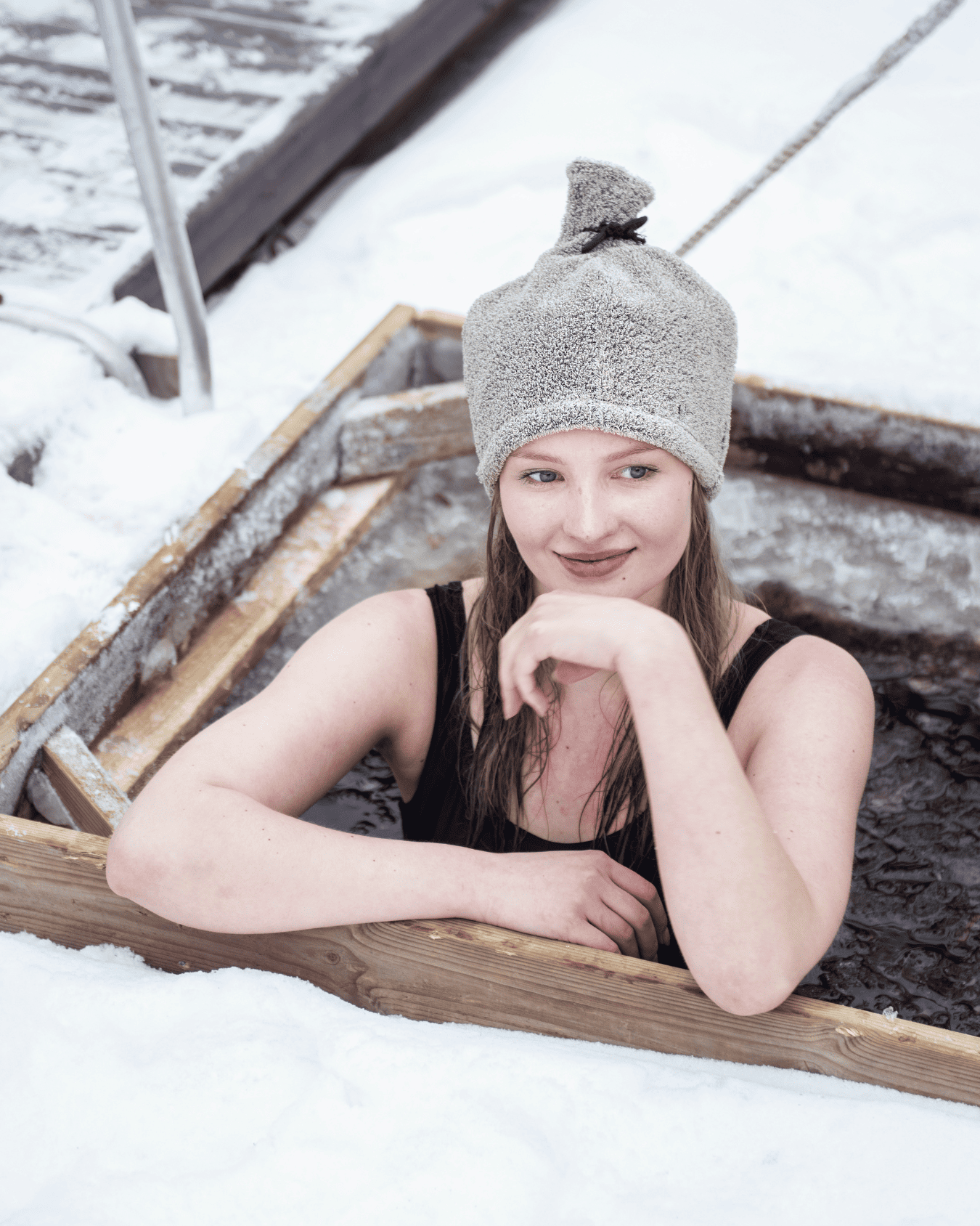 Meitene āliņģī ar Rento pirts cepuri brūnā krāsā