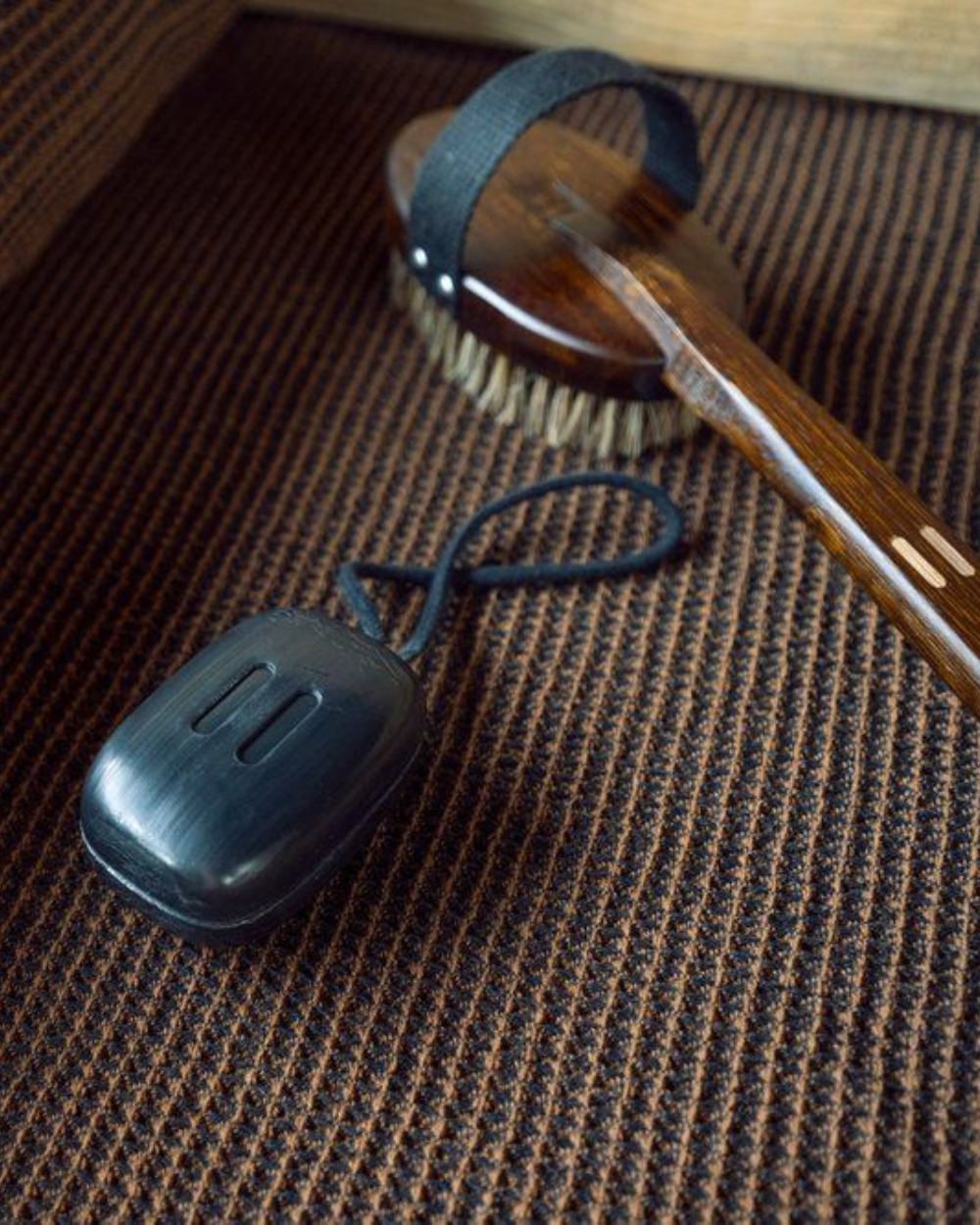 Massage brush with handle | dark