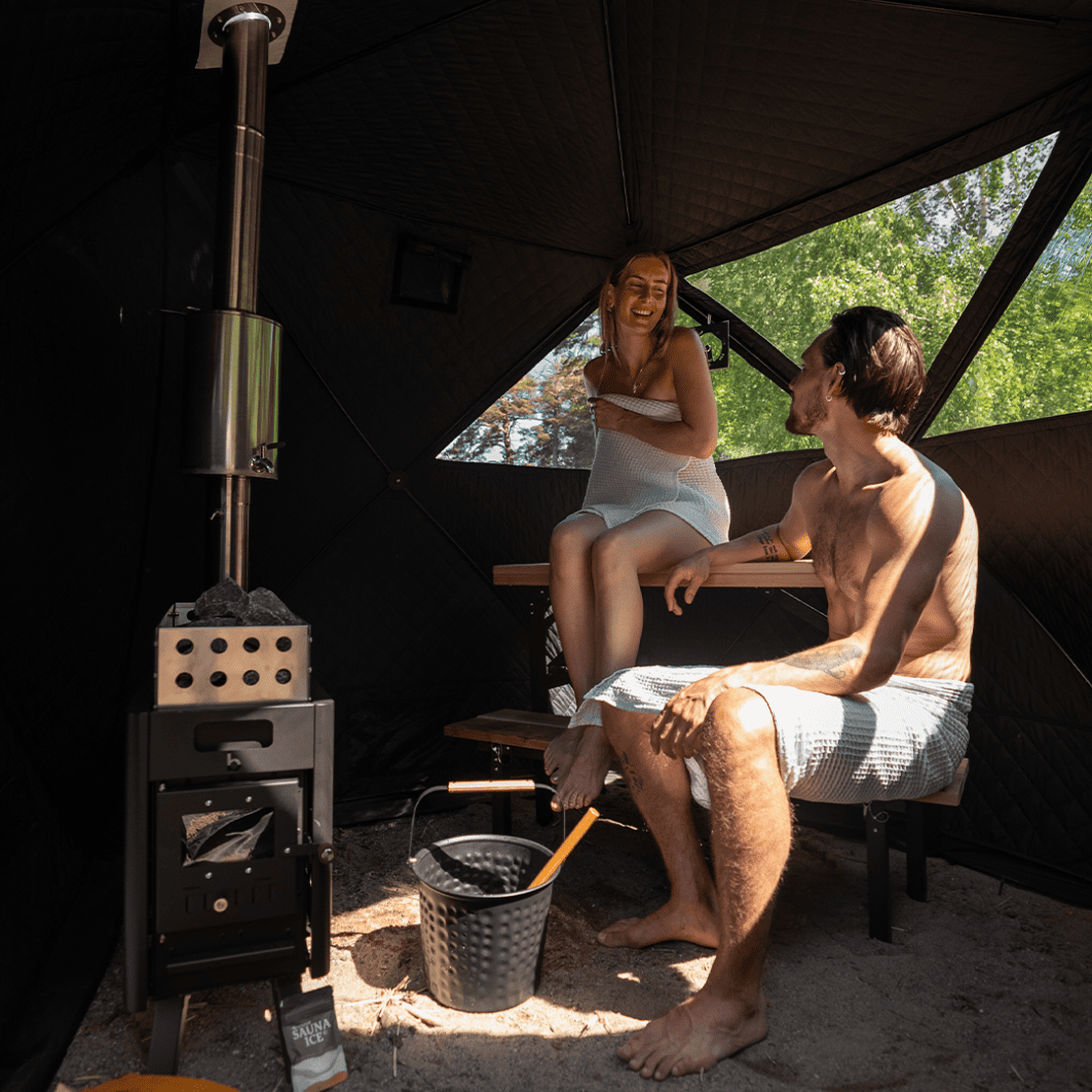 Sieviete un vīrietis saunas teltī