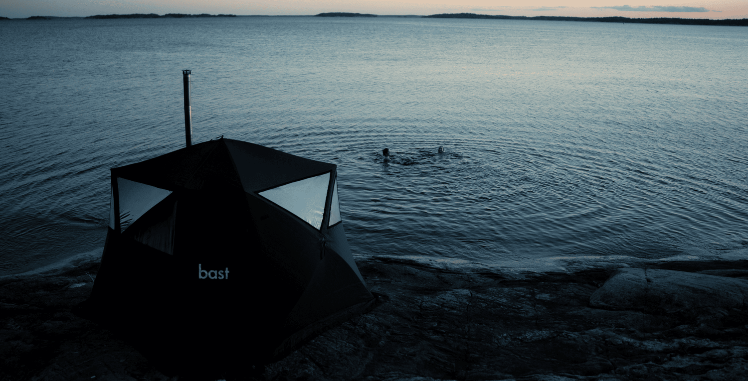 Bast saunas telts pie ezera