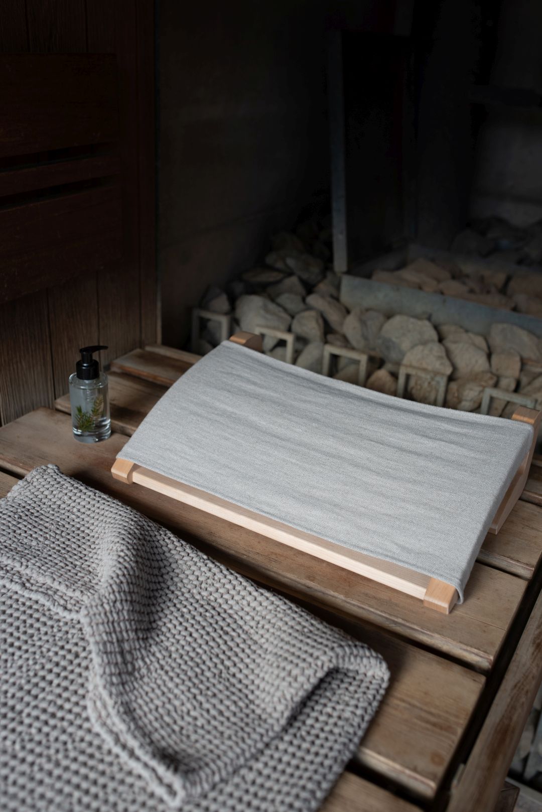 Saunas koka pagalvis ar lina audumu uz saunas lāvas