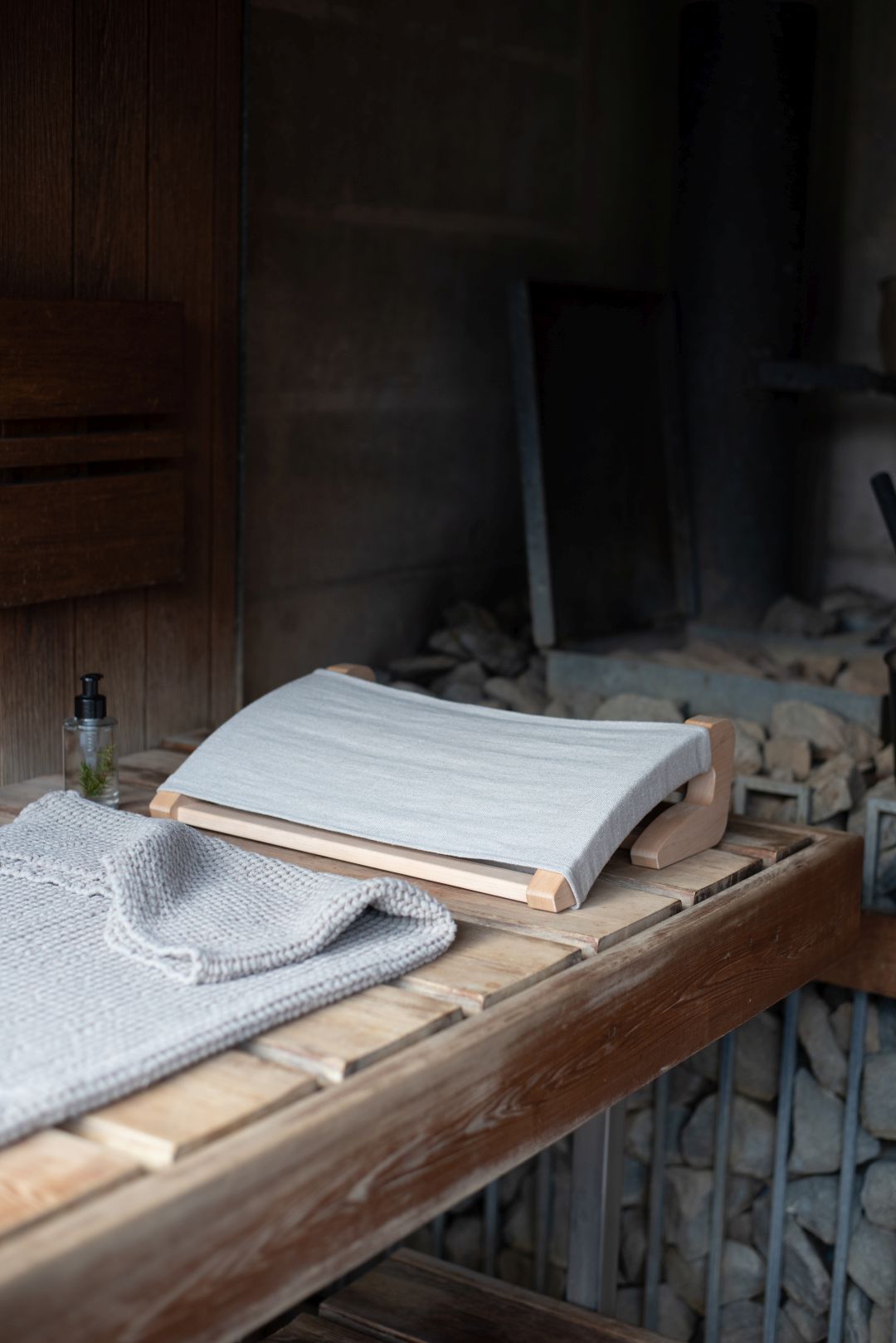 Saunas koka pagalvis ar lina audumu pelēkā krāsā uz lāvas