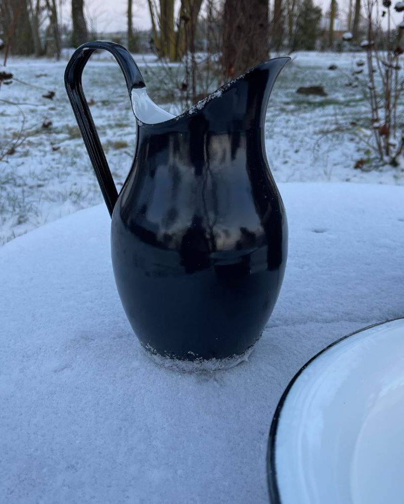 Emaljēta ūdens krūka melna