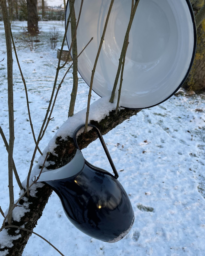 Emaljēta ūdens krūka un bļoda